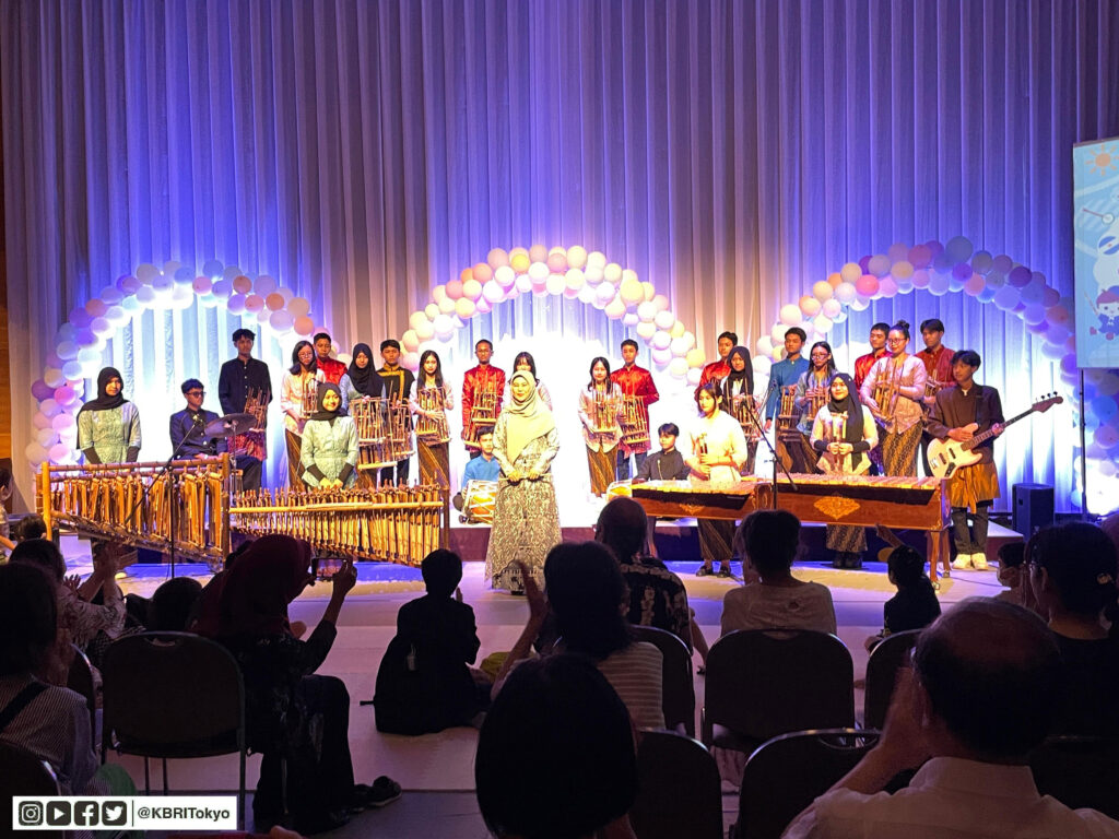 Tim Angklung Sekolah Indonesia Tokyo